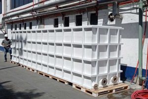 Tanque rectangular en PRFV con estructura metálica.